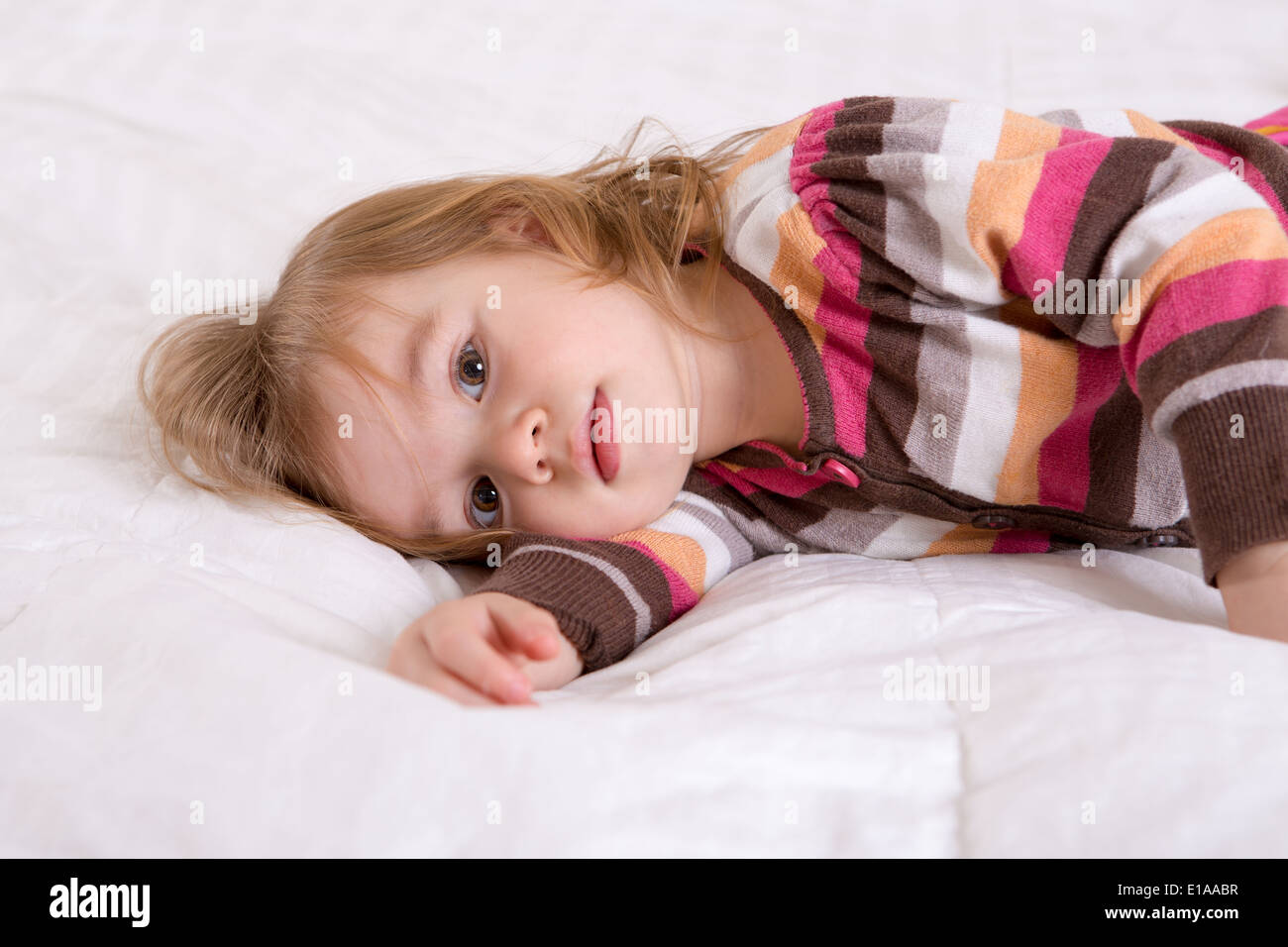 Bebe Fille Ne Peut Pas Garder La Tete Vers Le Haut Peut Etre Que Son Temps De Sommeil Photo Stock Alamy Bebe Fille Ne Peut Pas Garder La Tete Vers Le Haut Peut Etre Que Son Temps De Sommeil Photo Stock Alamy