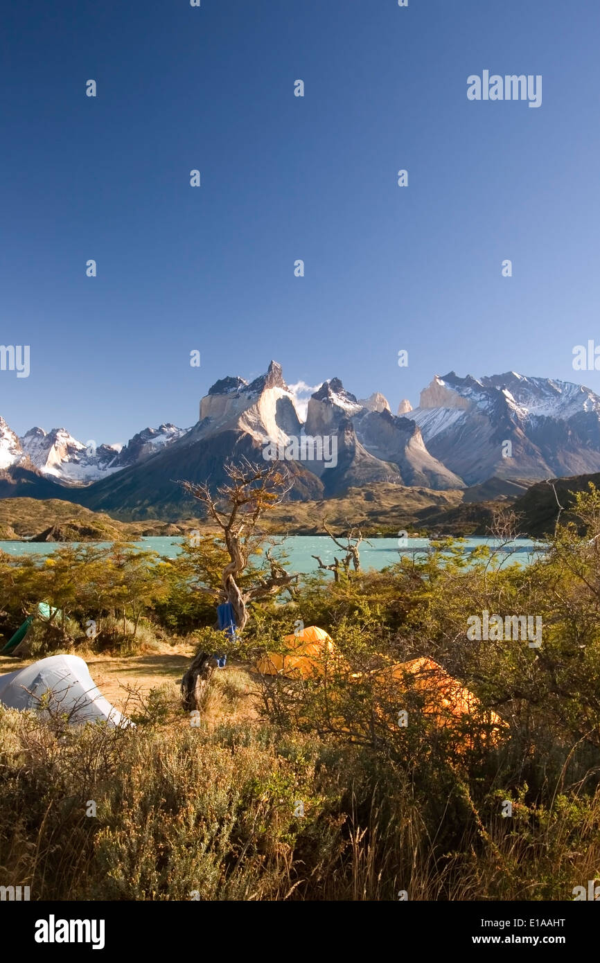 Los Cuernos (les cornes) et le lac Pehoe de Camping Camping Pehoe, Parc National Torres del Paine, Patagonie, Chili Banque D'Images