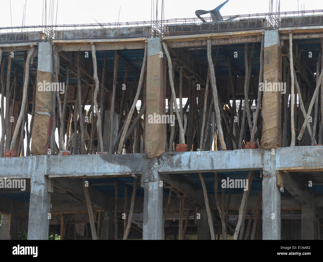 Construction d'un bâtiment en cours avec colonnes d'un réseau d'armatures en acier et béton, structures porteuses de charge Banque D'Images