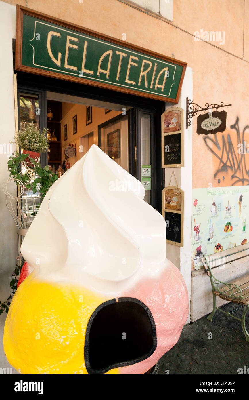 Italie - magasin de crème glacée, ou gelateria vendant des glaces italiennes, ou gelato, Rome Italie Europe Banque D'Images