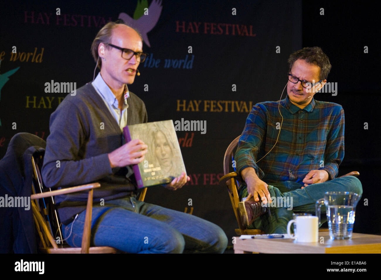 Jonathan Yeo, premier peintre de portrait, parle de son travail avec Will Gompertz au Hay Festival 2014. ©Jeff Morgan Banque D'Images