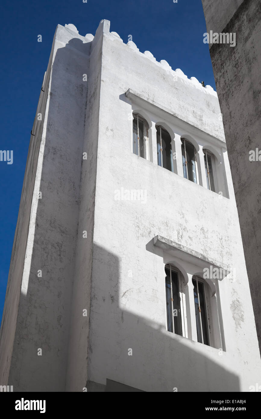Mur Blanc et bleu ciel. Madina, partie ancienne de Tanger, Maroc Banque D'Images