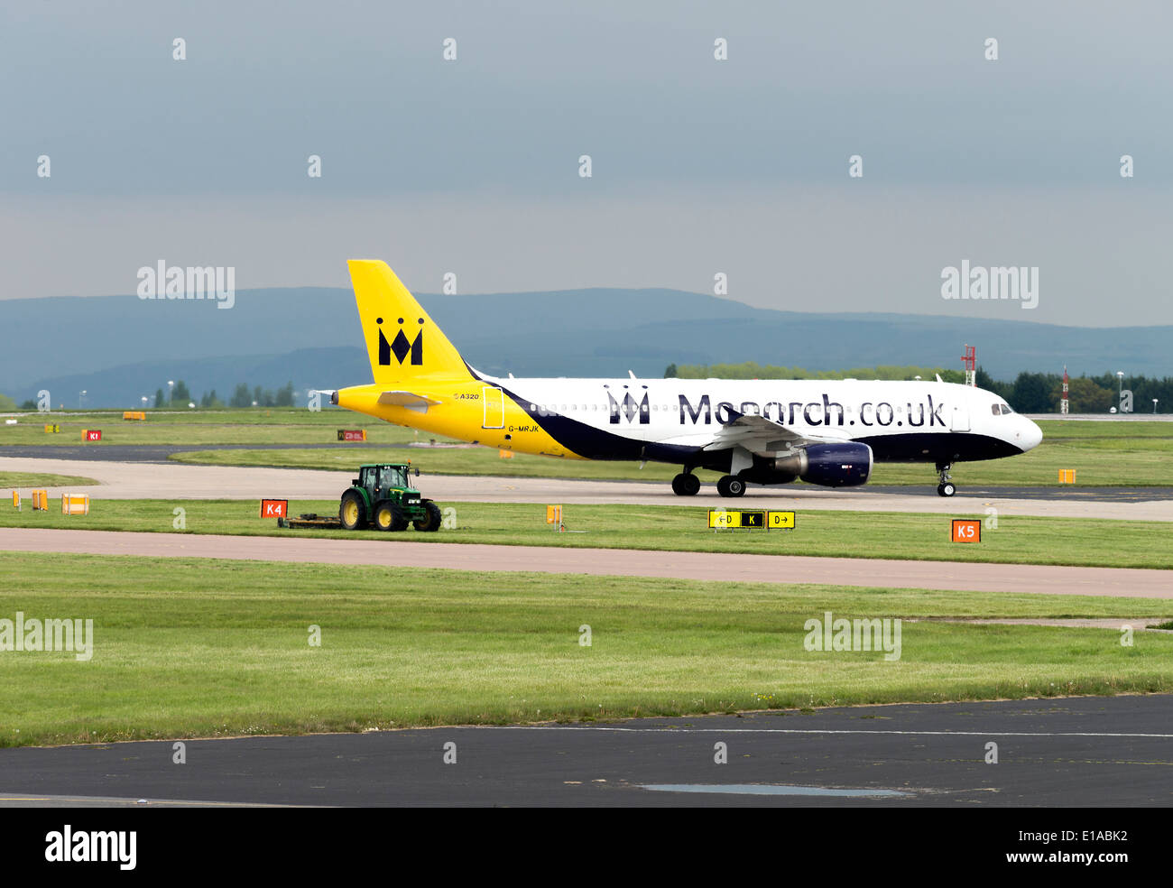 Monarch Airlines Airbus A320-200 avion de série G-MRJK le roulage à l'Aéroport International de Manchester en Angleterre Royaume-Uni UK Banque D'Images