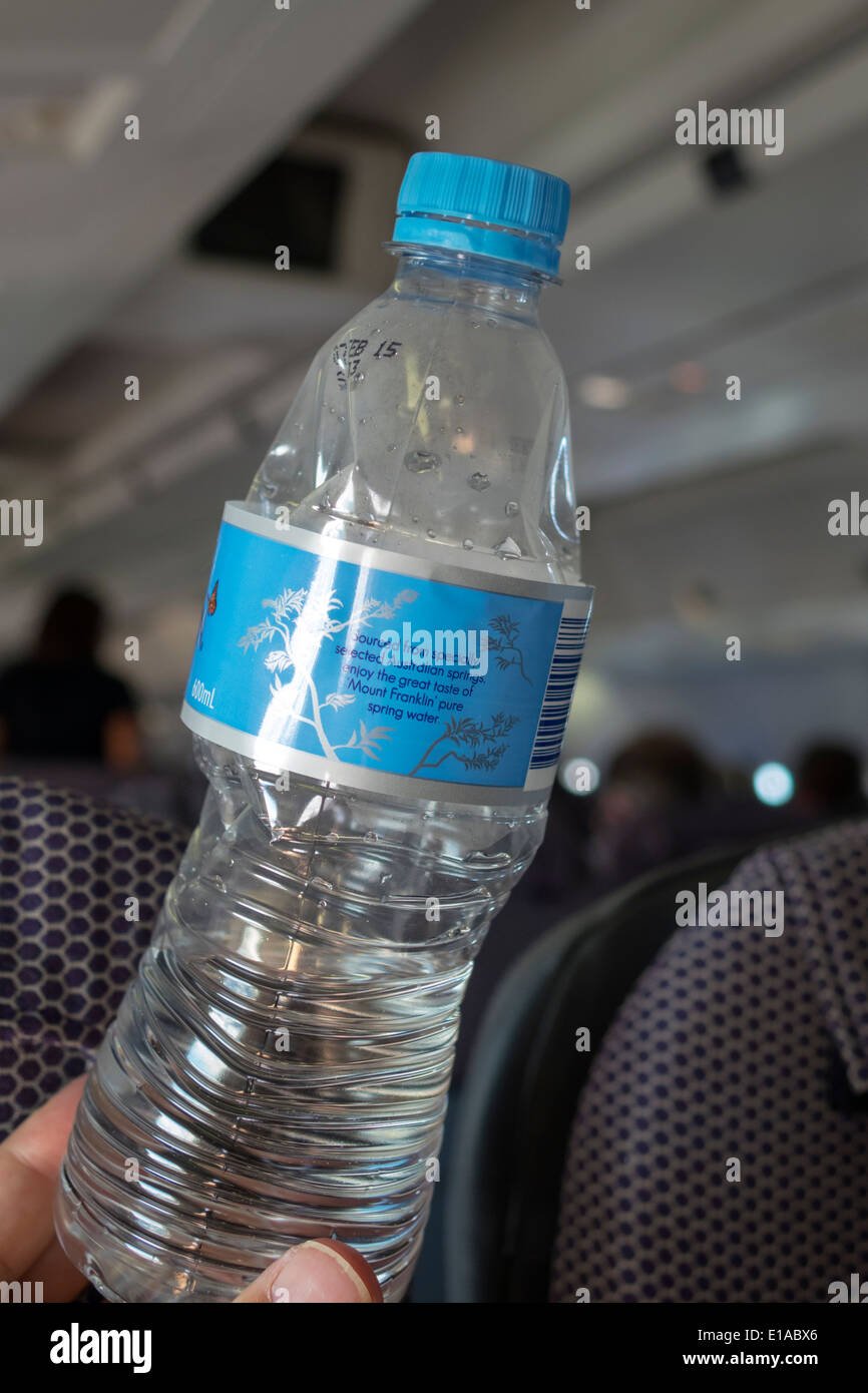 Brisbane Australie, aéroport de Brisbane, Qantas Airlines, à bord, vol depuis Sydney, bouteille d'eau en plastique scellée, affaissée pendant la descente, pression d'air, passe Banque D'Images