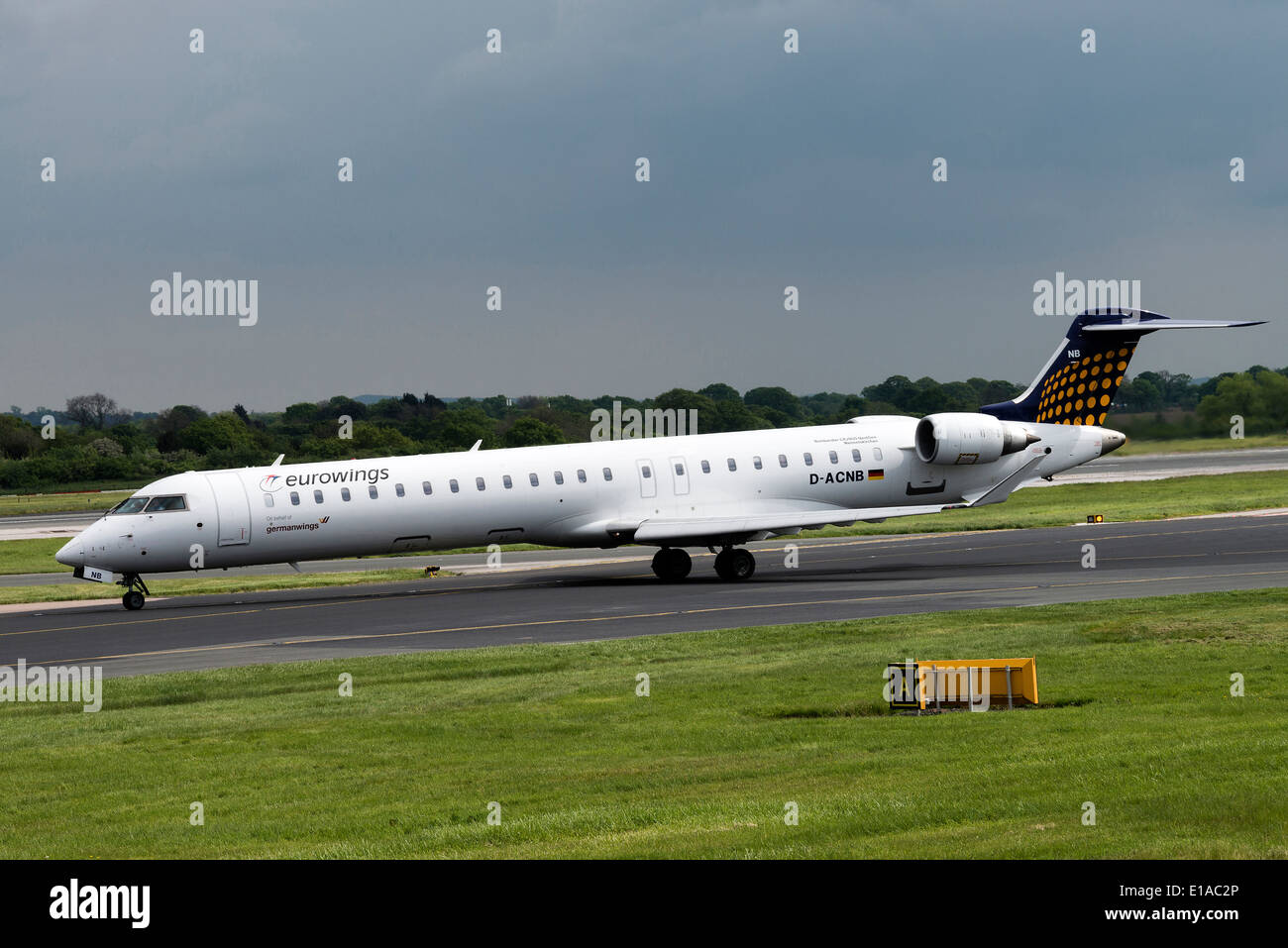 Eurowings Bombardier CRJ900 CL-600 prochaine génération d'avion de la CAEA-roulage à l'aéroport de Manchester en Angleterre Royaume-Uni UK Banque D'Images