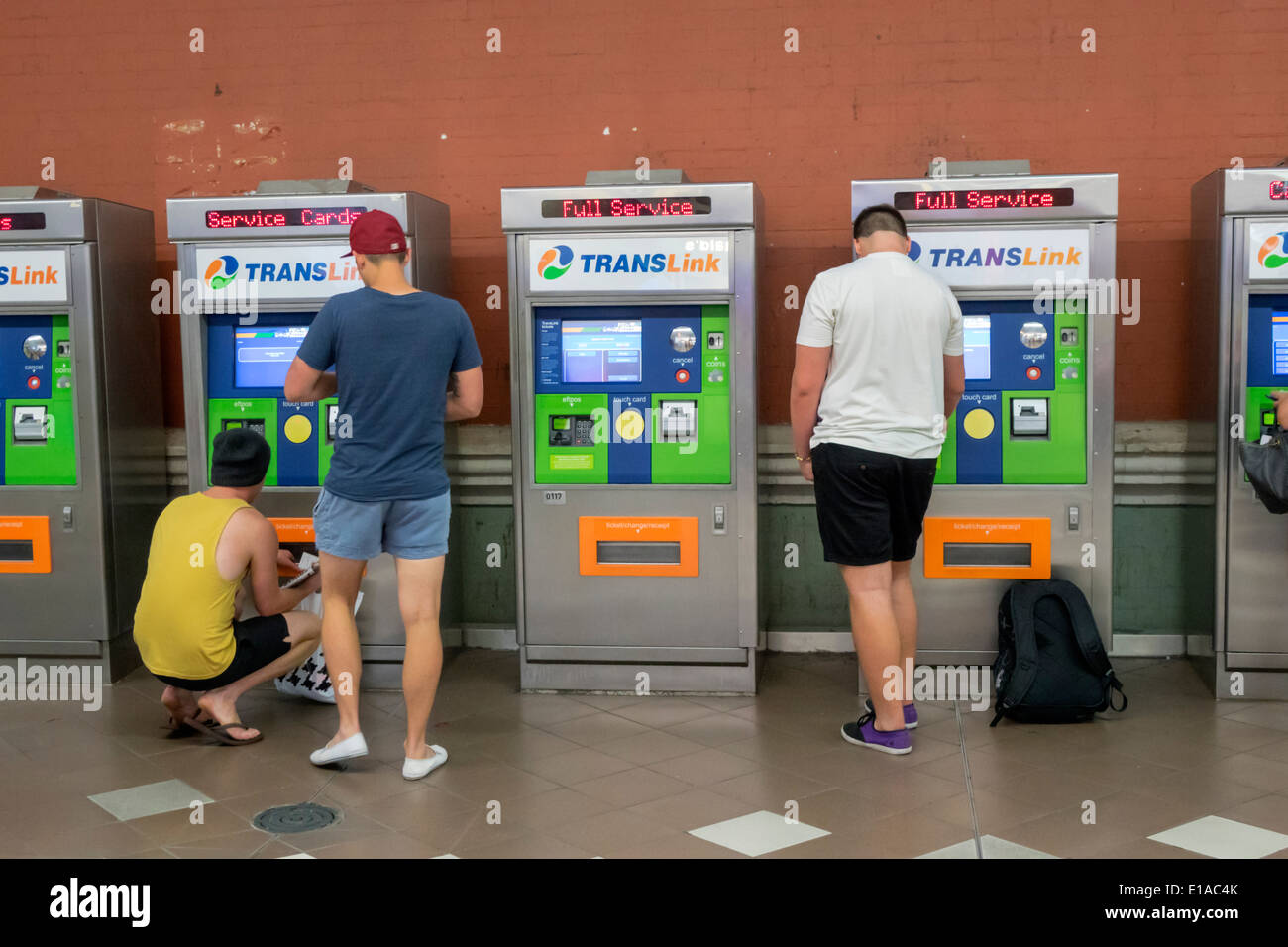 Brisbane Australie, gare centrale, gare ferroviaire, TransLink, distributeur automatique de billets en libre-service, homme hommes, utilisation, paiement de transaction paie achat Banque D'Images