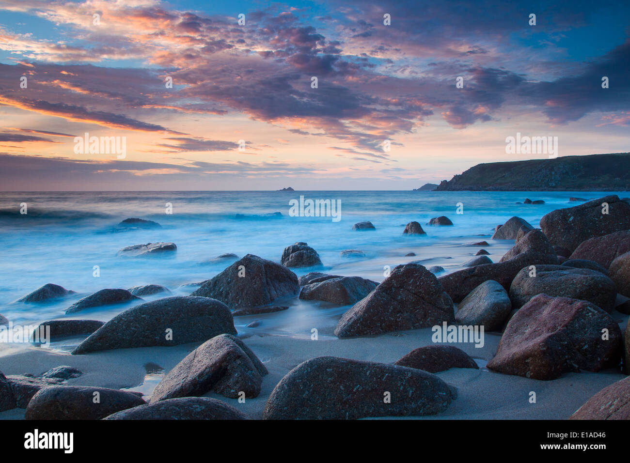 Coucher du soleil à Sennen Cove Beach, Cornwall, UK à vers Cape Cornwall Banque D'Images