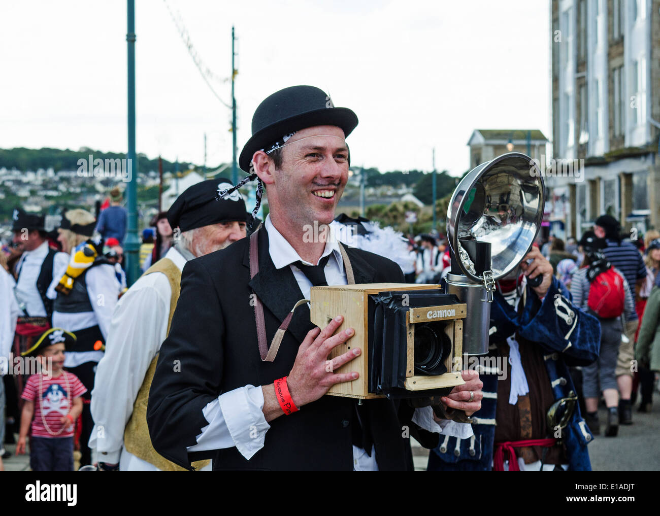 Un photographe habillé comme un photographe, avec un appareil photo box Banque D'Images
