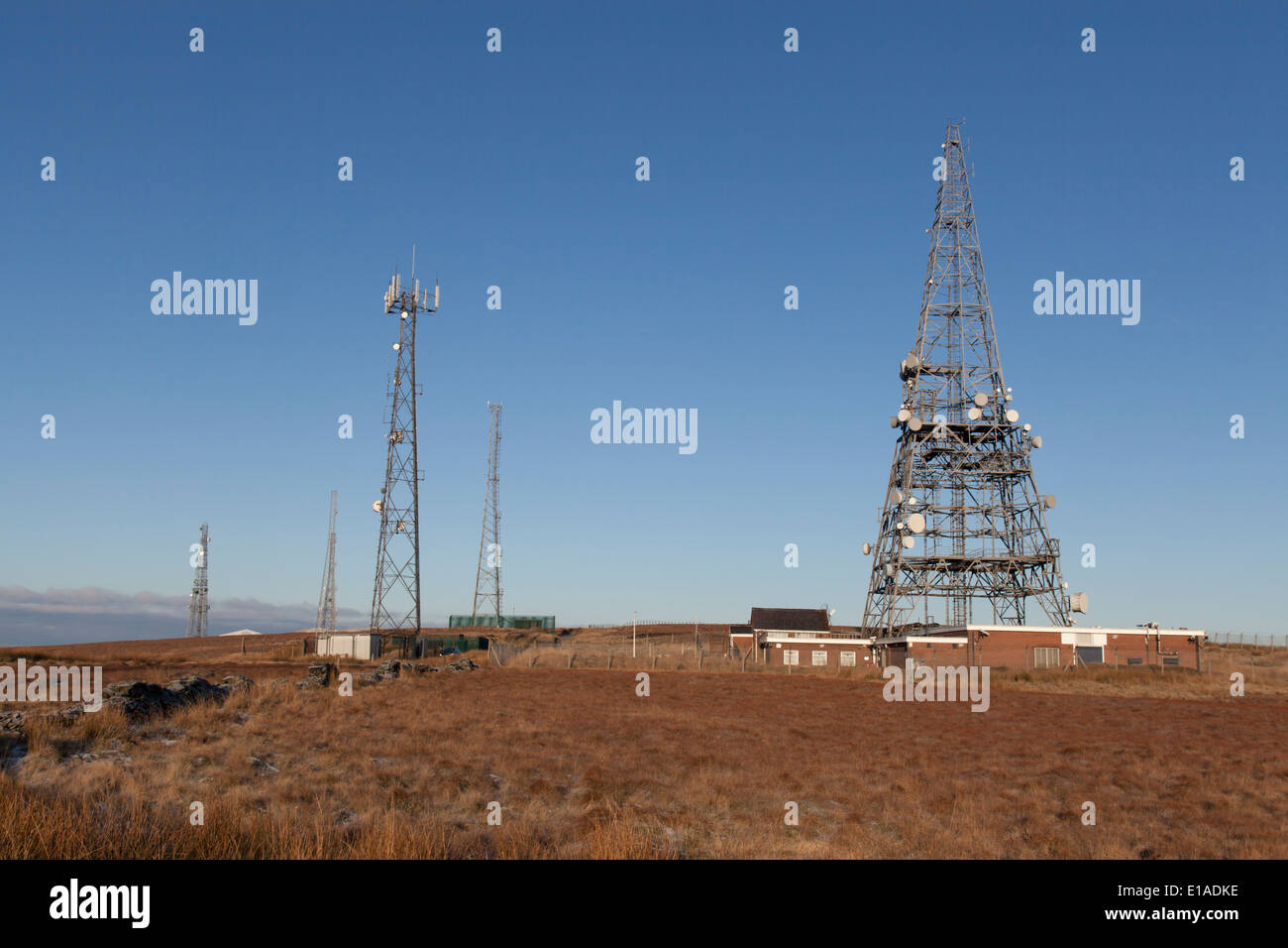 Radio TV et antennes satellite sur le haut de la colline d'hiver Lancashire Banque D'Images