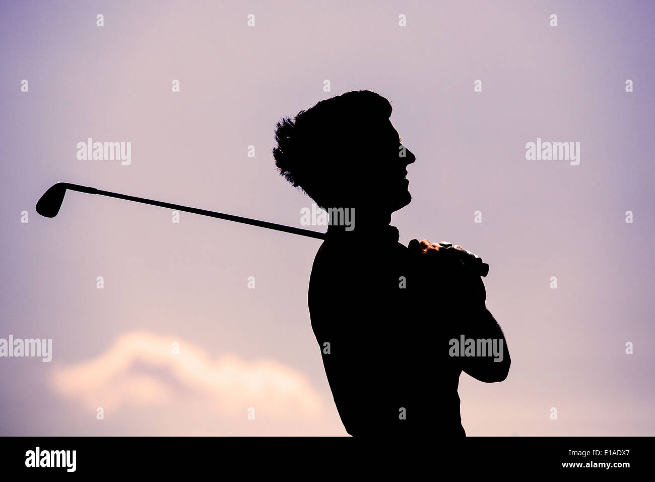 Silhoutte of mountain range at sunset Golf player regarder la balle dans la distance Banque D'Images