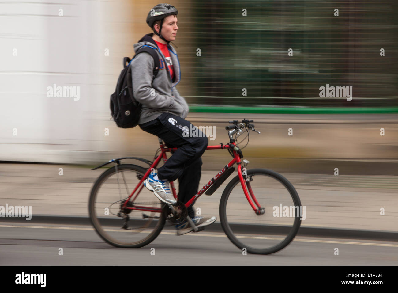 Circonscription cycliste pas remis avec les mains dans les poches, Oxford, Oxfordshire, England, UK Banque D'Images