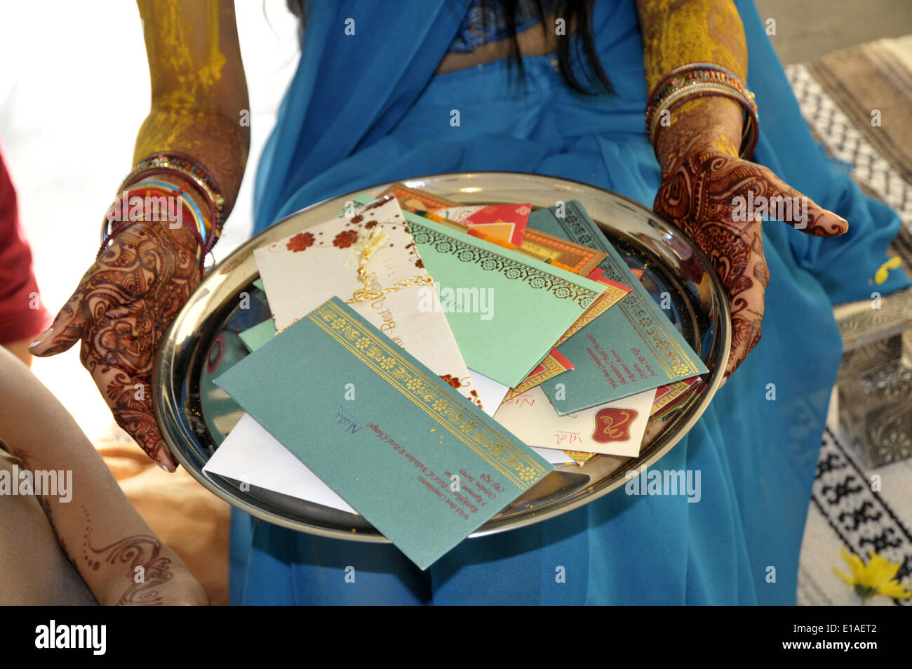 D'être mariée indienne reçoit des dons d'amis et parents au cours d'une cérémonie vidhi ou pithi Banque D'Images