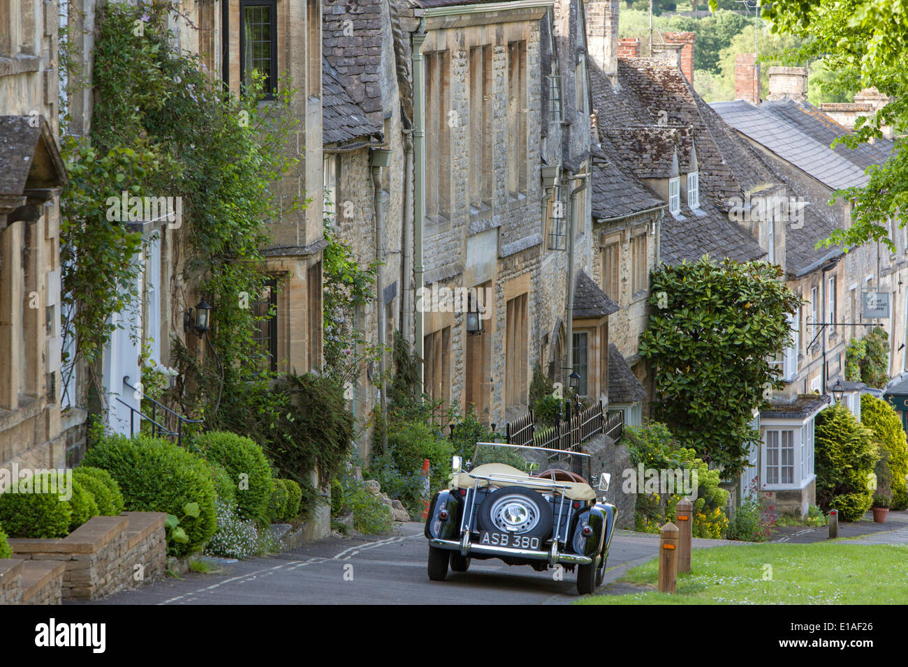 MG TF classic noir une voiture garée au Cotswold ville de Burford, Oxfordshire, England, UK Banque D'Images