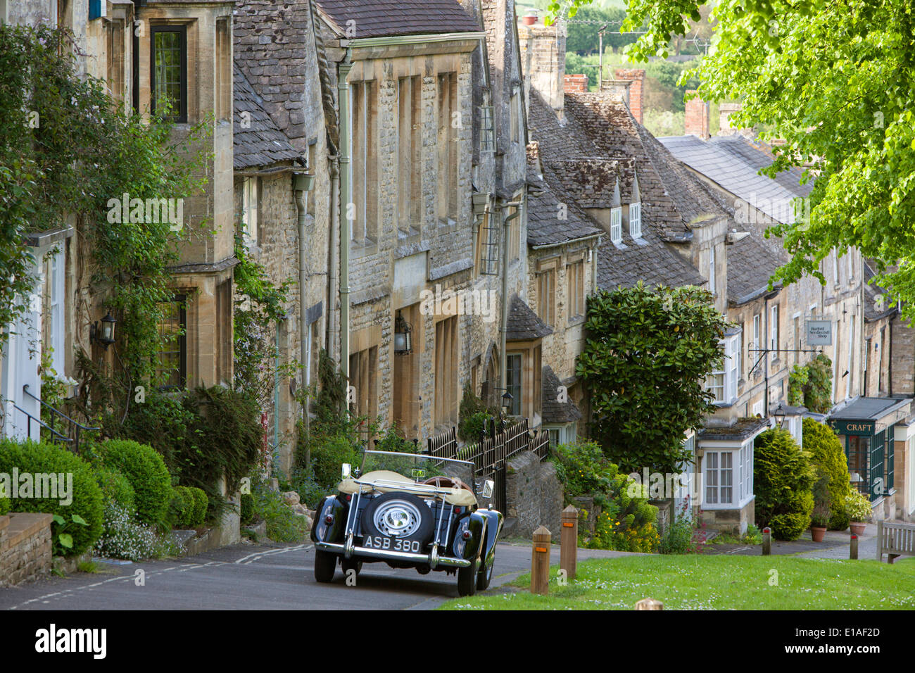 MG TF classic noir une voiture garée au Cotswold ville de Burford, Oxfordshire, England, UK Banque D'Images