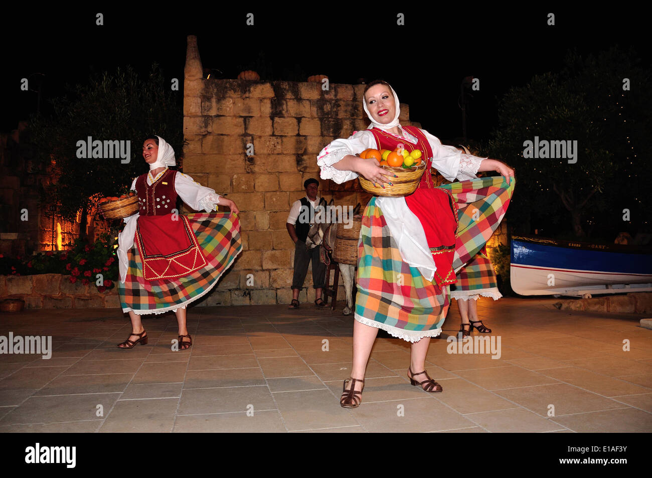 Dîner-spectacle de folklore maltais, le calcaire Heritage Park et jardins, Siggiewi, District de l'Ouest, République de Malte Banque D'Images