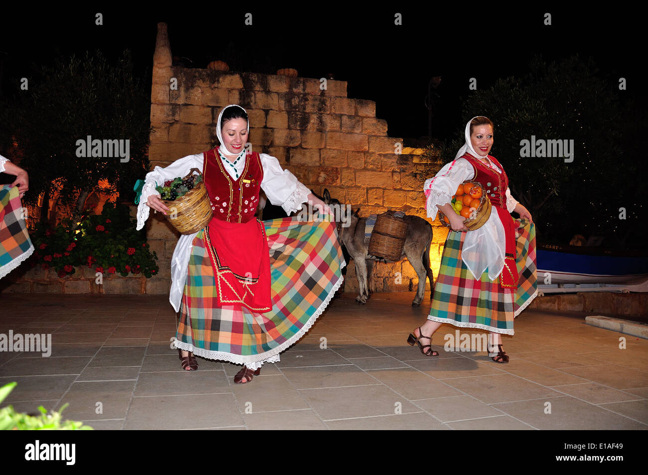 Dîner-spectacle de folklore maltais, le calcaire Heritage Park et jardins, Siggiewi, District de l'Ouest, République de Malte Banque D'Images