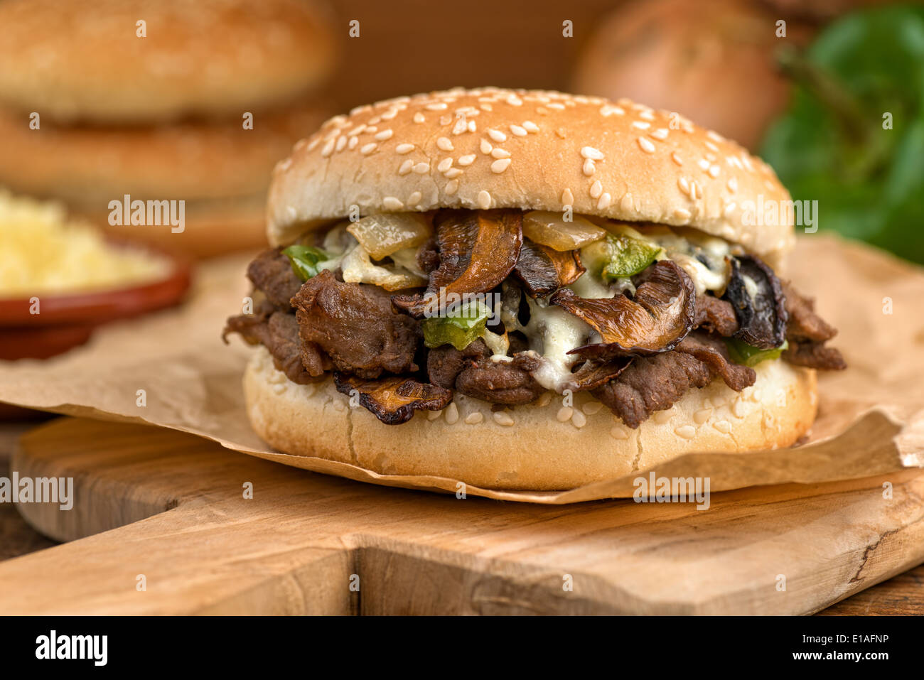 Un classique steak sandwich fondre avec le poivron vert et les oignons. Banque D'Images