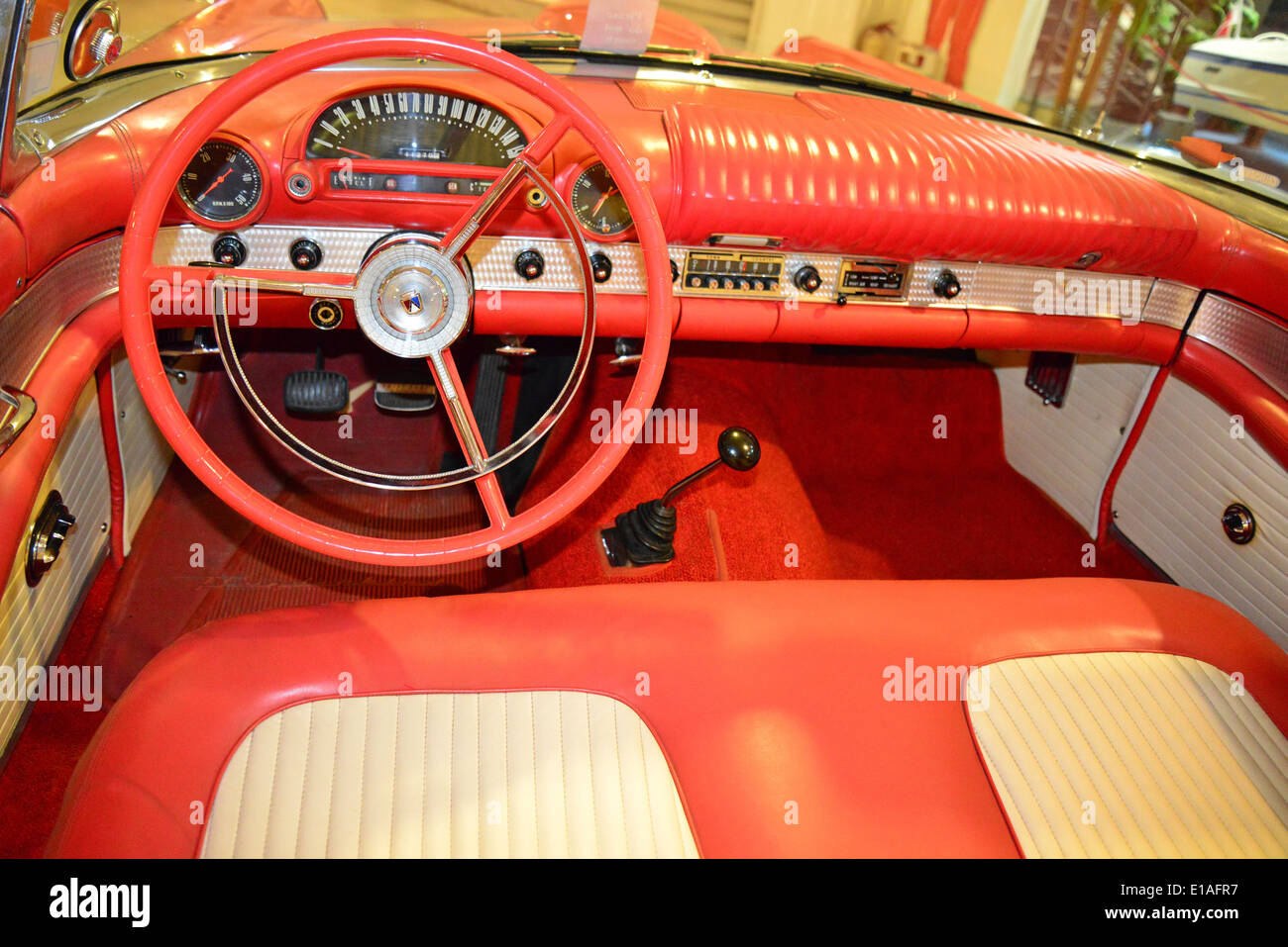 Intérieur voiture américaine Thunderbird, Malte Classic Car Museum, Qawra, Saint Paul's Bay, quartier Nord, République de Malte Banque D'Images