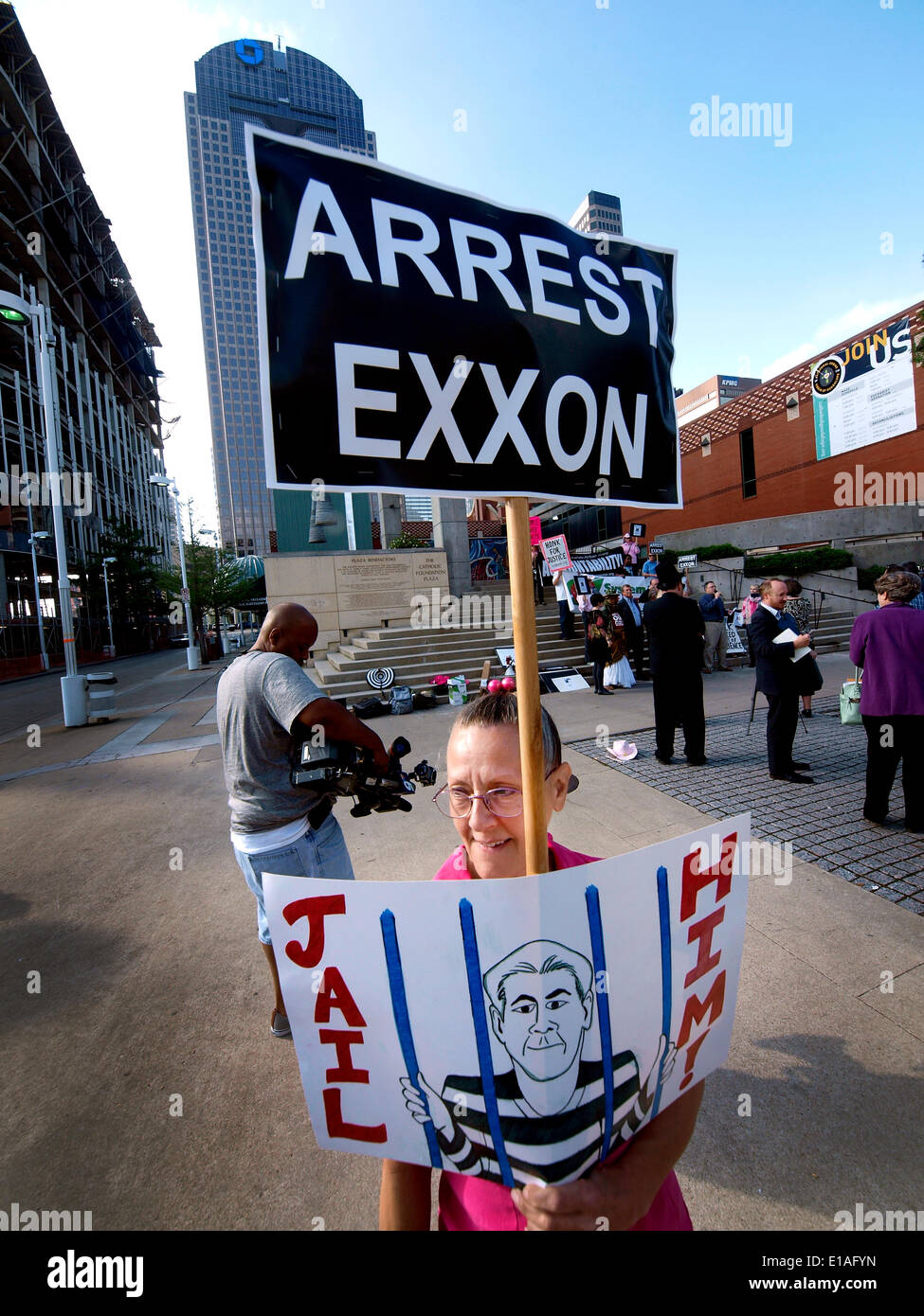 Dallas, Texas - 28 mai 2014 -manifestant devant le Morton Meyerson Symphony Hall accueille les actionnaires de venir à Exxon Mobil's assemblée annuelle des actionnaires. Banque D'Images