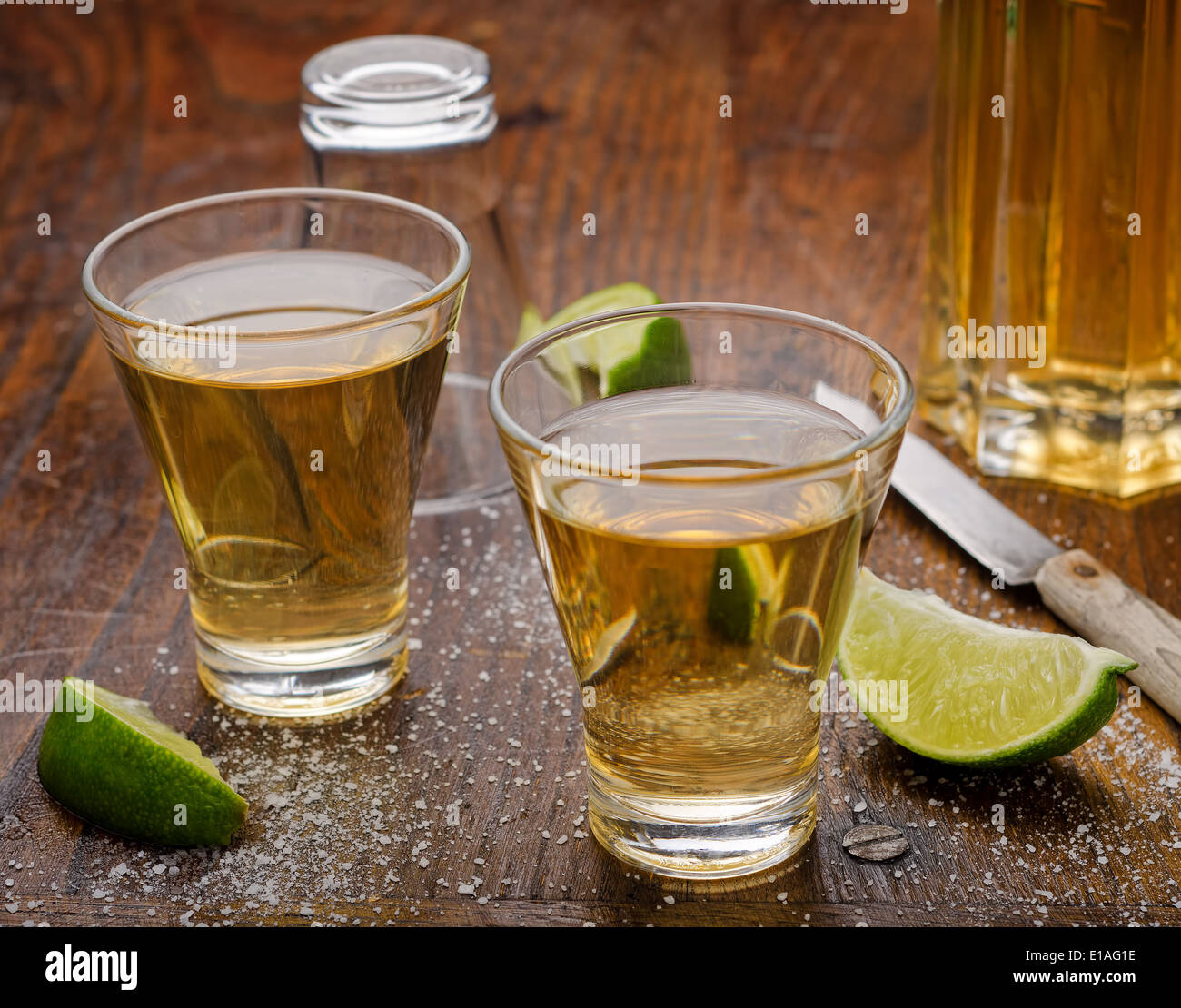 Coups de tequila sur une barre en bois haut avec le citron et le sel. Banque D'Images