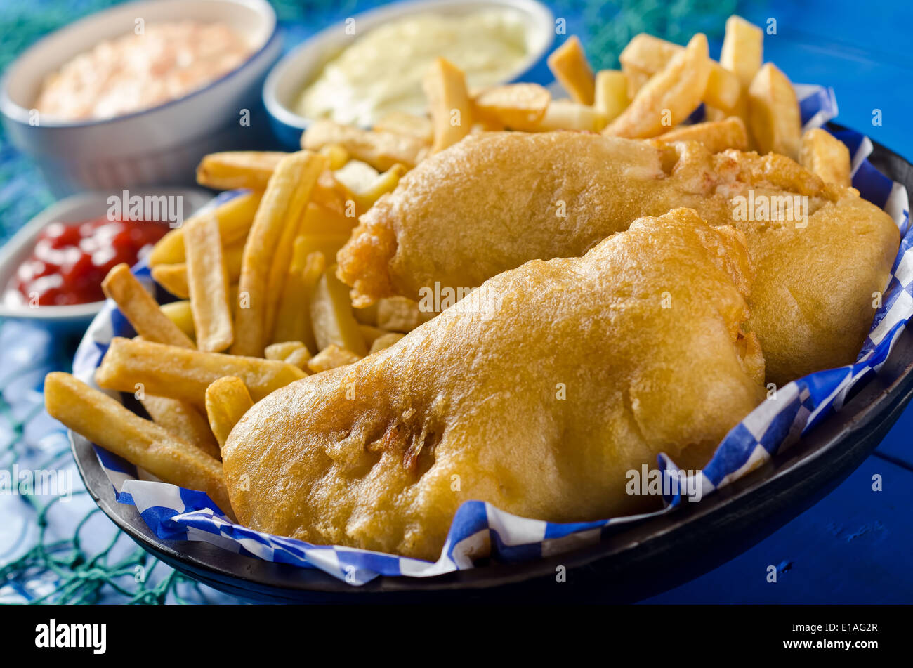 La Golden delicious batter le poisson frit avec des frites, sauce tartare, salade de chou, et du ketchup. Banque D'Images