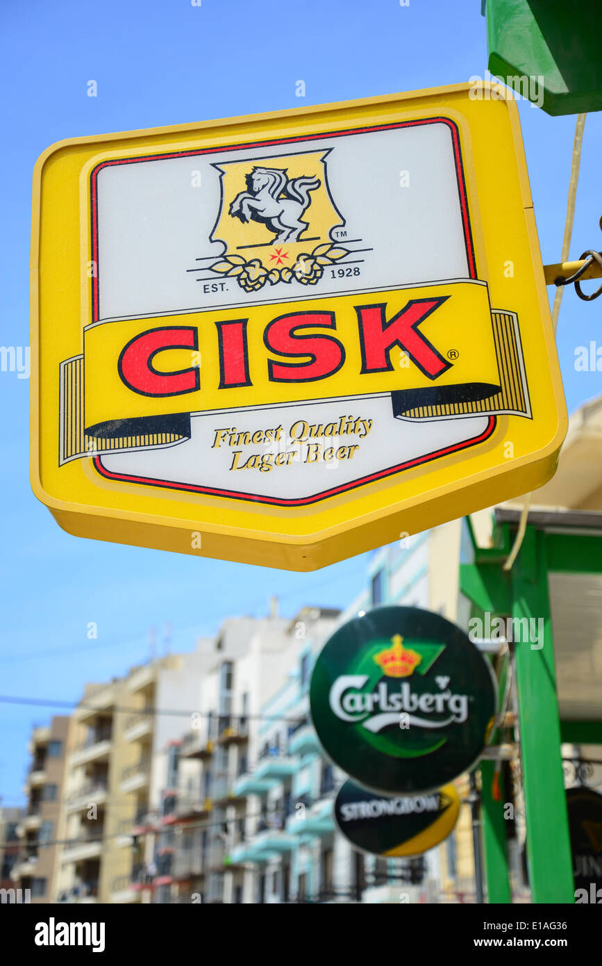 Bière Cisk enseigne publicitaire, Street, Qawra, Saint Paul's Bay (San Pawl il-baħar), District Nord, République de Malte Banque D'Images