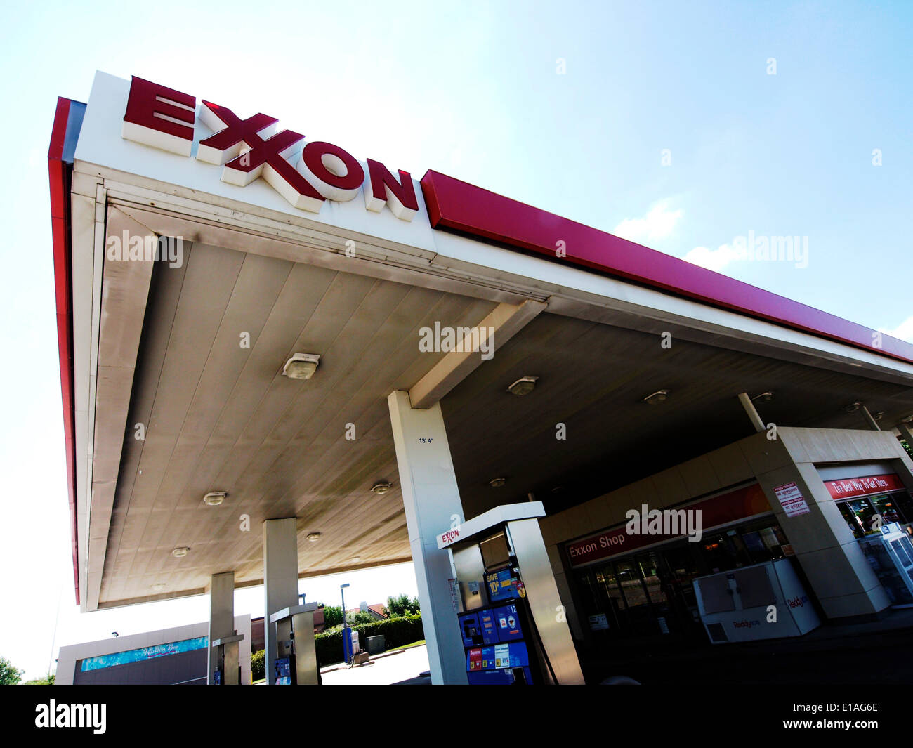 Irving, Texas - 28 mai 2014 - Plus grande société United States, Exxon Mobil dans le Las Colinas Irving en développement a encore un poste de remplissage d'Exxon qui seront démolis Crédit : J. G. Domke/Alamy Live News Banque D'Images