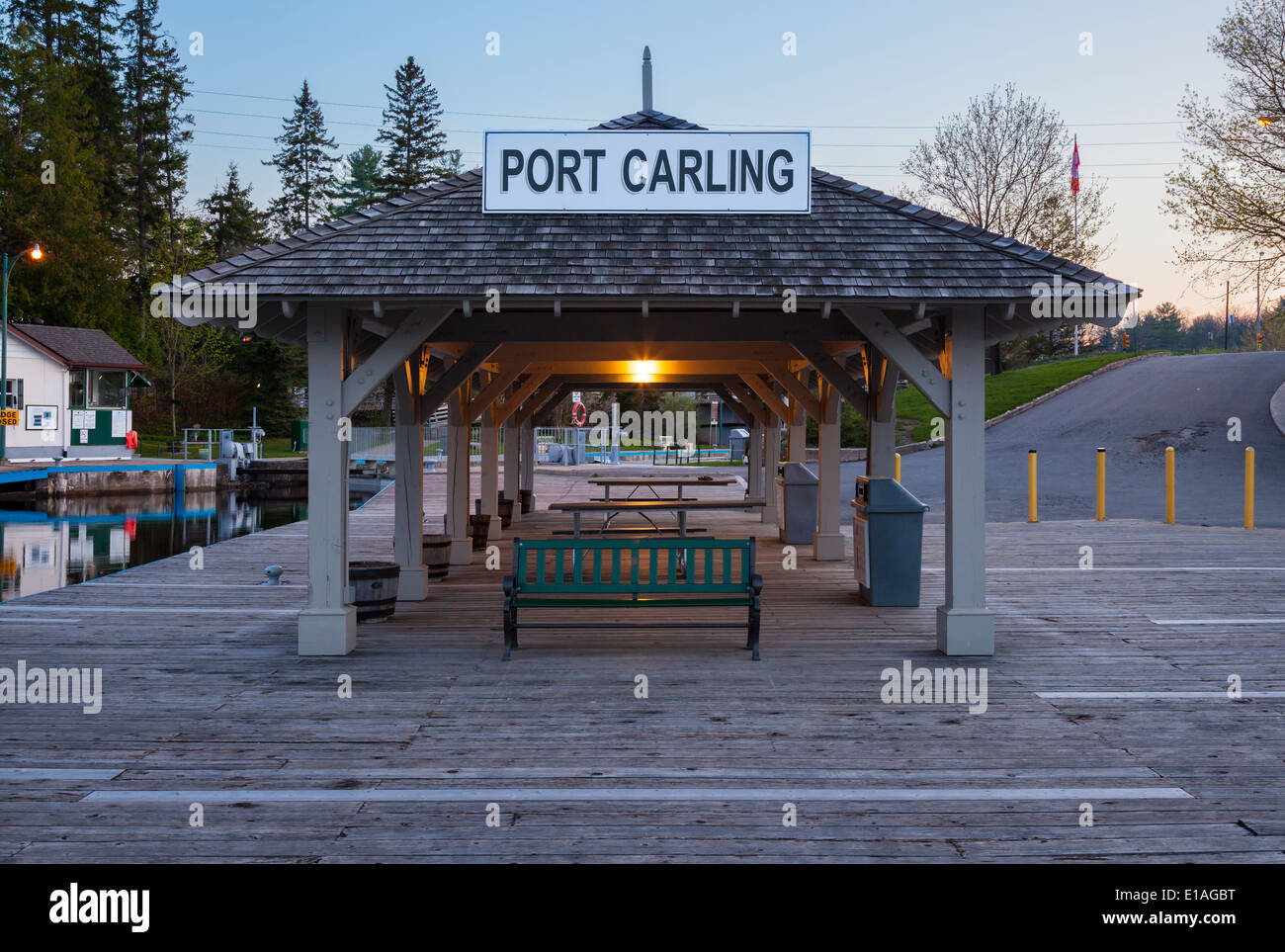Port Carling Abri de pique-nique sur le quai dans le lac Rosseau. Port Carling, l'Ontario, Canada. Banque D'Images