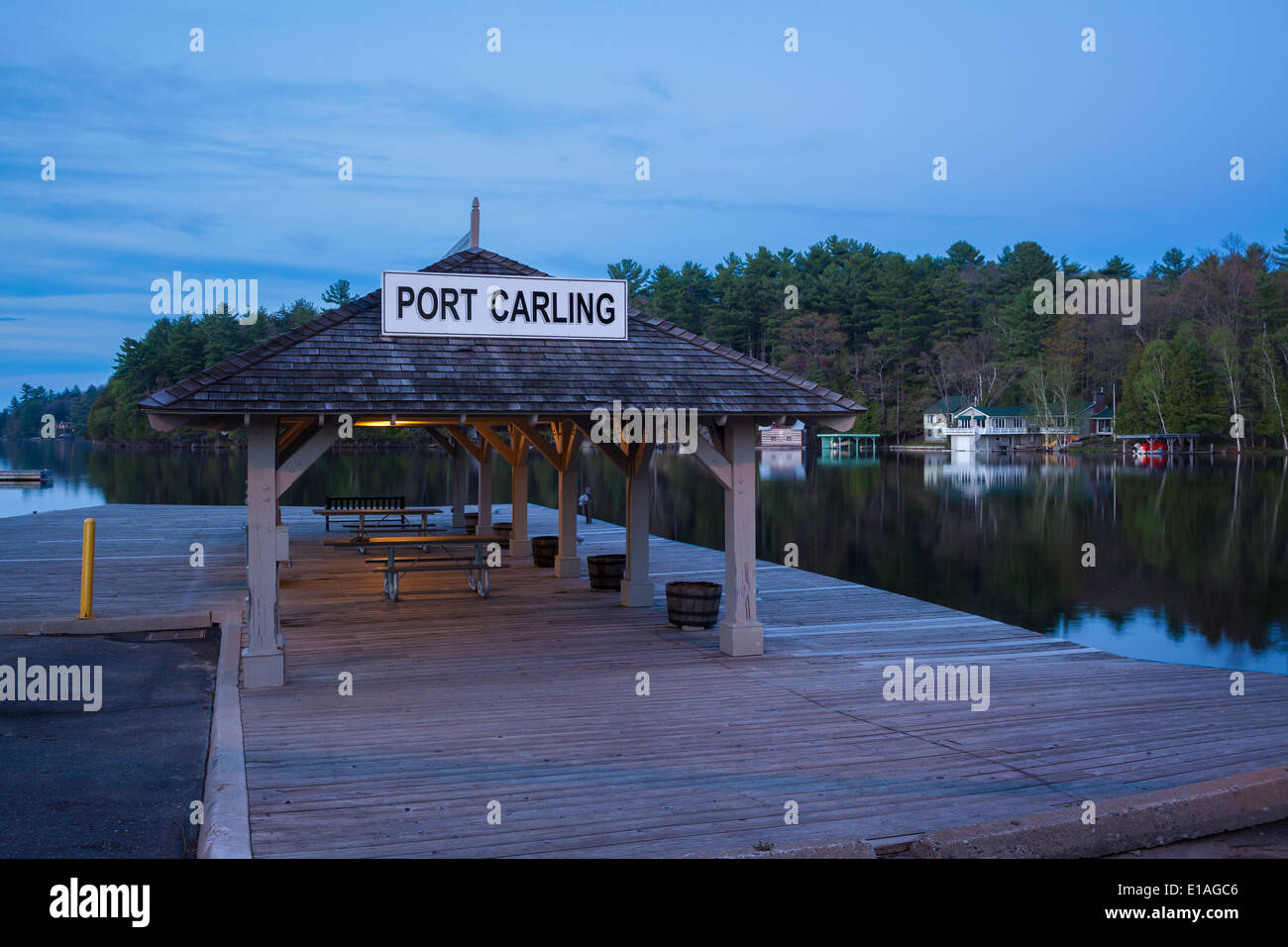 Port Carling Abri de pique-nique sur le quai sur le lac Rosseau. Port Carling, l'Ontario, Canada. Banque D'Images