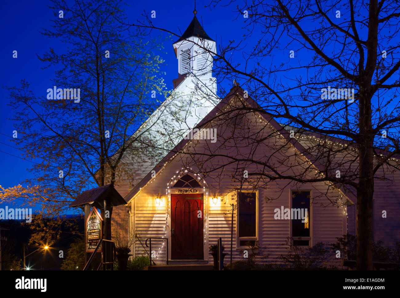Port Carling United Church construite en 1878 au crépuscule. Port Carling, l'Ontario, Canada. Banque D'Images