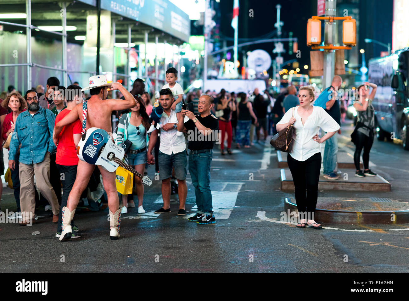 NEW YORK - 26 MAI 2014 : Les gens de prendre des photos d'une des connexions Cowboys sur Times Square. Naked Cowboy est devenu une marque et franchise. Prises à New York, 26 mai 2014 Banque D'Images