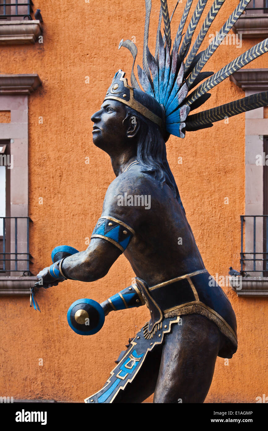 Statue d'un soldat OTAMI dans le centre historique de la ville de Queretaro - MEXIQUE Banque D'Images
