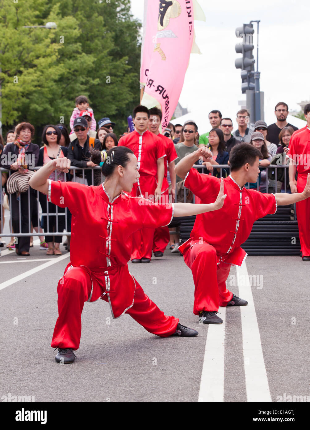 L'équipe de démonstration de Kung Fu à la scène festival - USA Banque D'Images