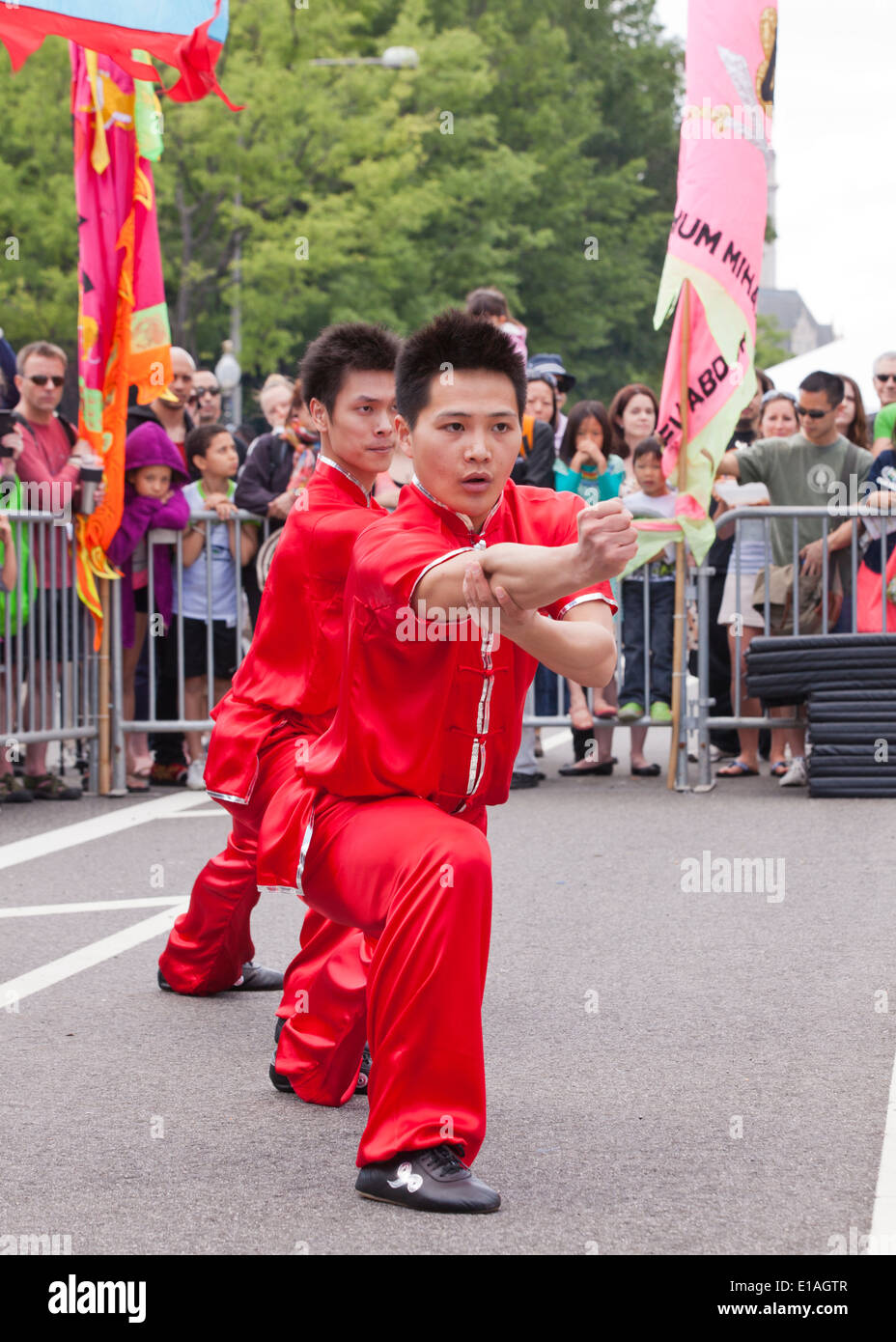 L'équipe de démonstration de Kung Fu à la scène festival - USA Banque D'Images