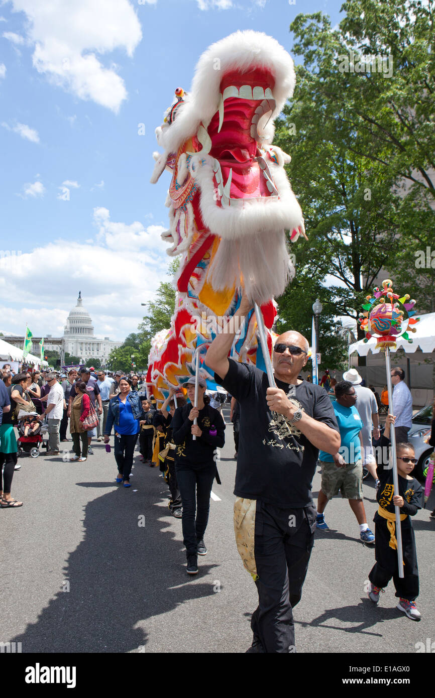La performance de danse du dragon à Asian festival - Washington, DC USA Banque D'Images