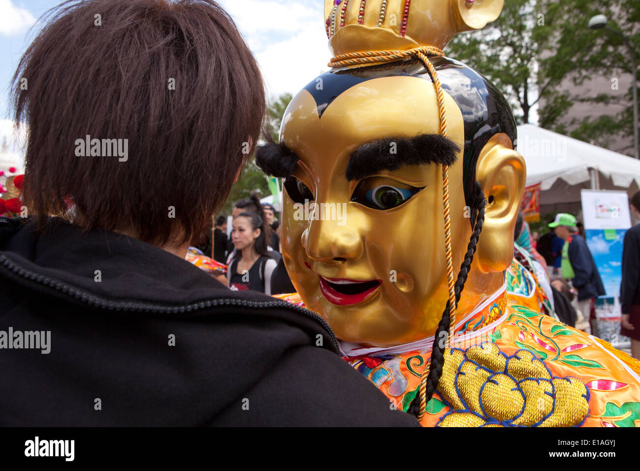 Dancer holding Santaizi grand dieu costume général au festival culturel Taïwanais Banque D'Images