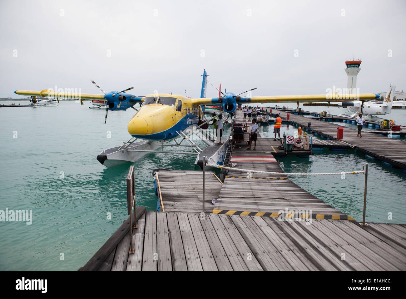 Les avions de l'eau (taxis) dans les Maldives à l'aéroport domestique Banque D'Images