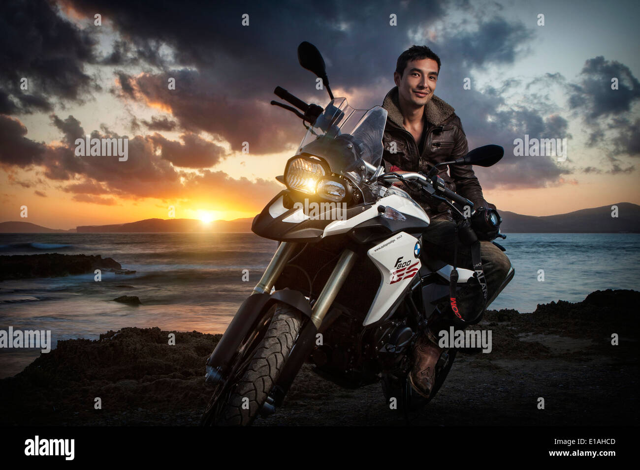 Portrait d'un jeune homme sur une moto Banque D'Images