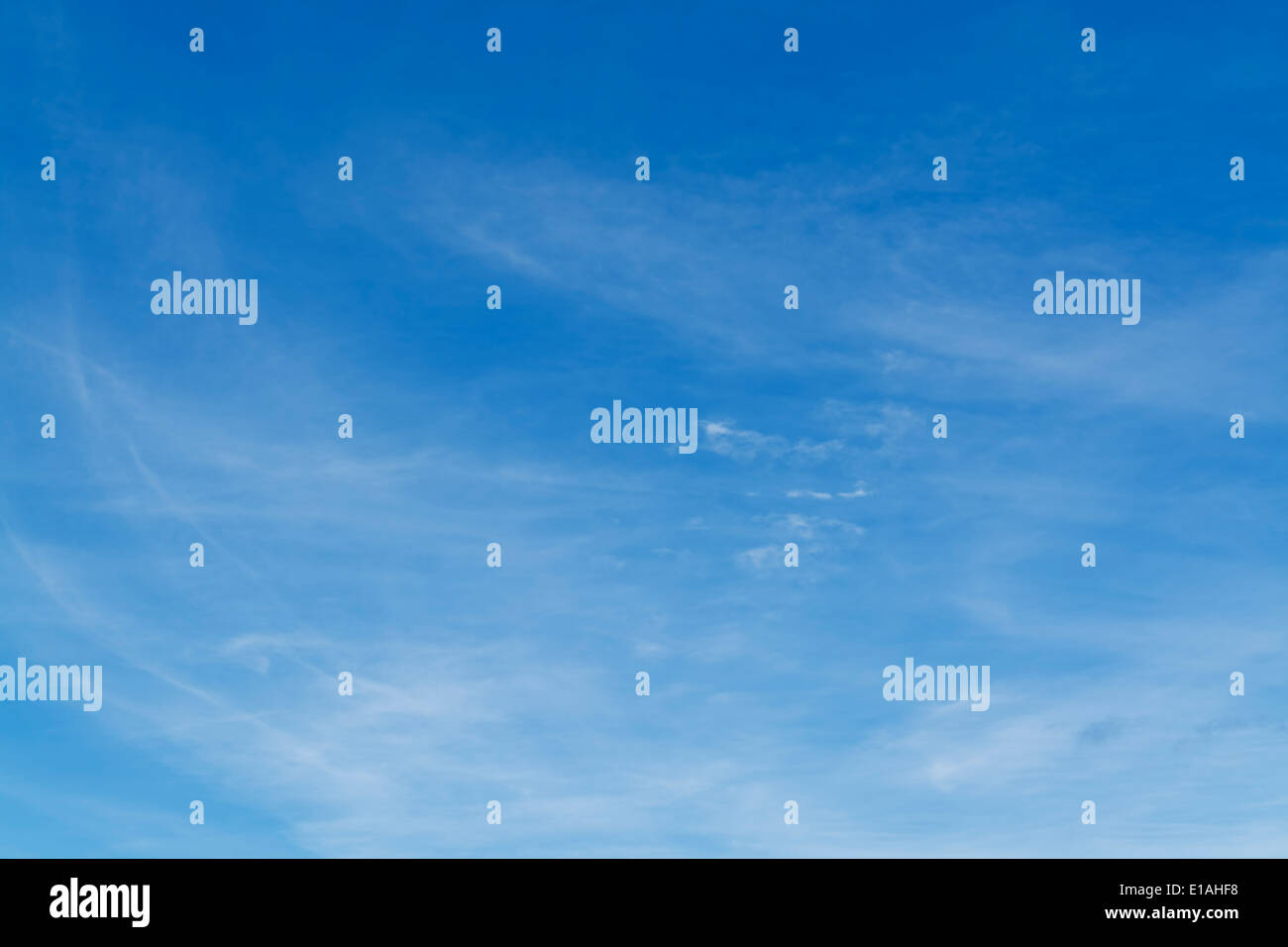 Magnifique Ciel avec nuages blancs. Banque D'Images