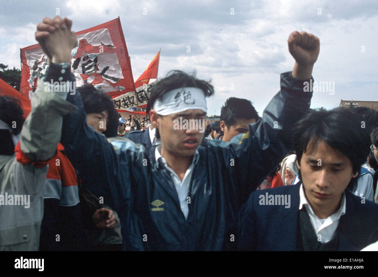 (Dossier) - Une archive photo, datée du 13 mai 1989, illustre chef de la manifestations étudiantes Wuer Kaixi protestant parmi une foule d'étudiants au cours d'une manifestation sur la place Tiananmen à Pékin, Chine. Kaixi porte un serre-tête qui se lit 'Jueshi" (grève de la faim). Il y a 25 ans, les protestations de la Chine s'est creusé en captial mais ont finalement été battus violemment vers le bas. Photo : Edgar Bauer/dpa Banque D'Images