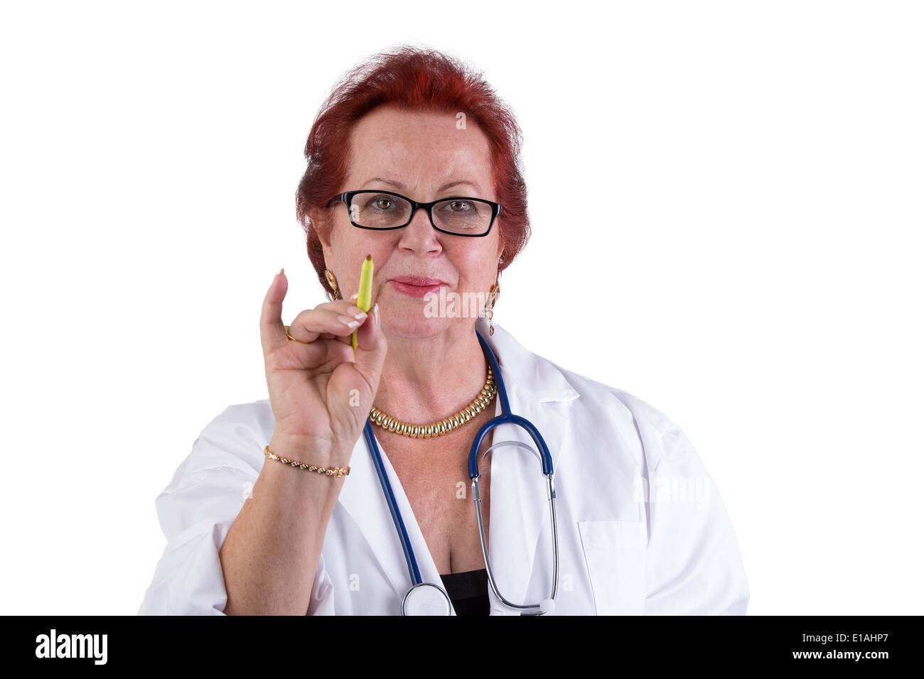 Médecin de faire un point avec son stylo vert, elle a un véritable friendly regarder dans les yeux, le port d'un stéthoscope Banque D'Images