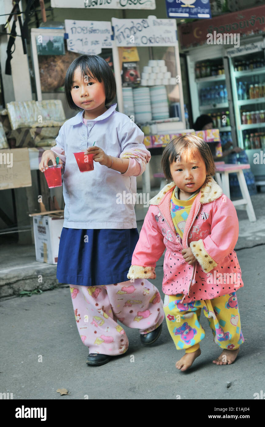 Deux jeunes filles dans un village Hmong, près de Chiang Mai, Thaïlande Banque D'Images