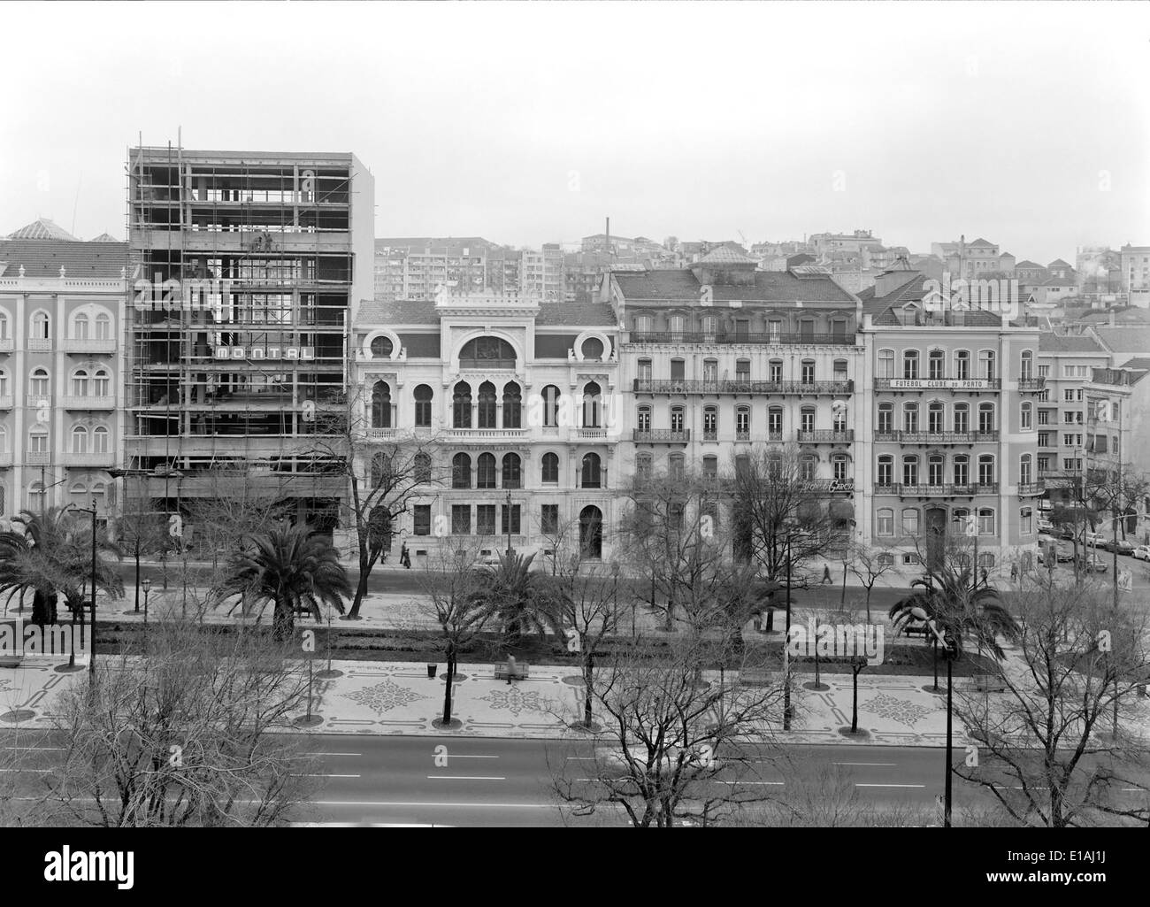 Avenida da Liberdade est l'une des rues les plus importantes de Lisbonne, au Portugal. Il est connu pour son importance historique, ses boutiques haut de gamme, ses lieux culturels et ses belles avenues bordées d'arbres, ce qui en fait un point central de la vie urbaine de Lisbonne. Banque D'Images
