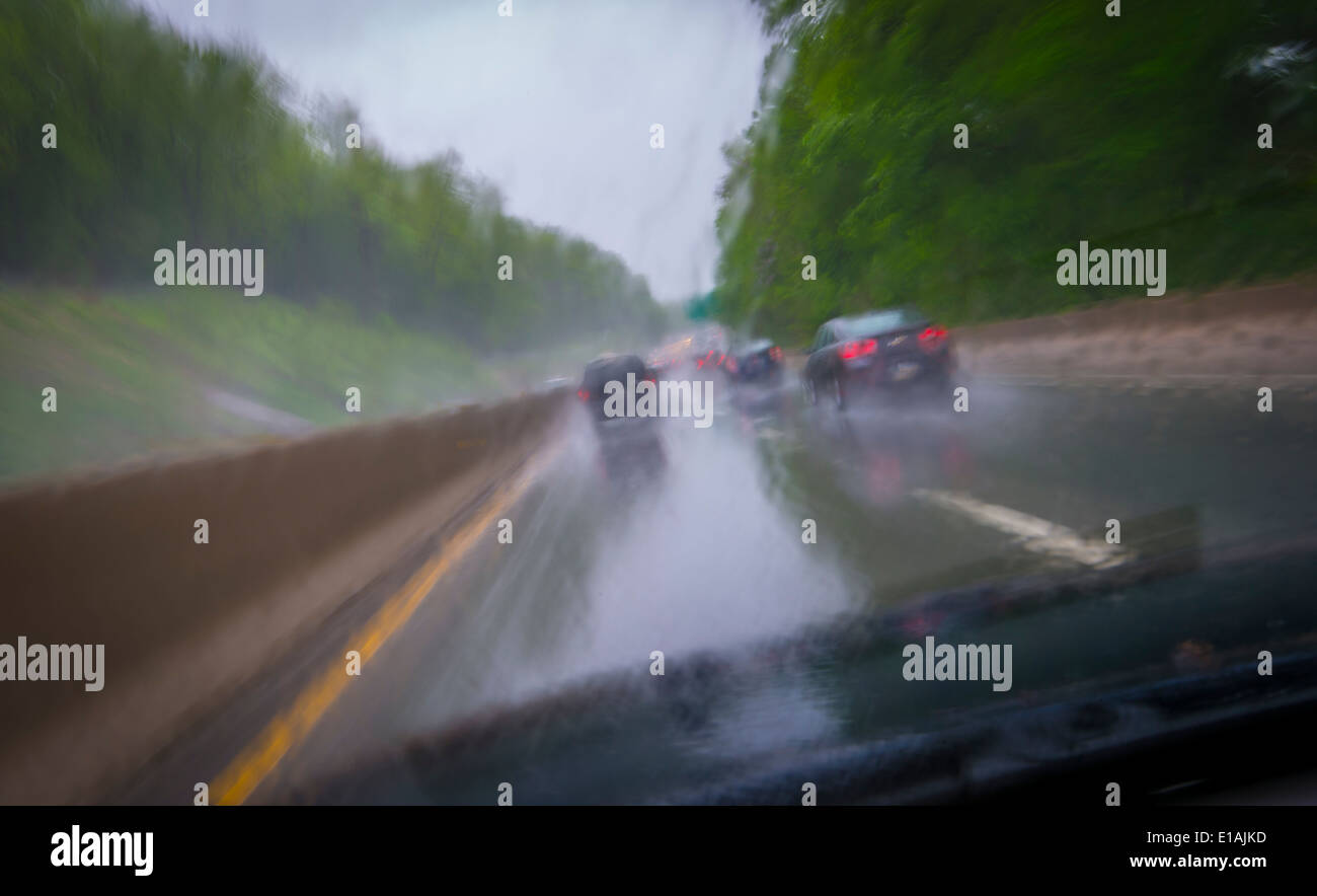 Les voitures sur route mouillée des pluies dans la pluie, Philadelphia, Pennsylvania, USA Banque D'Images
