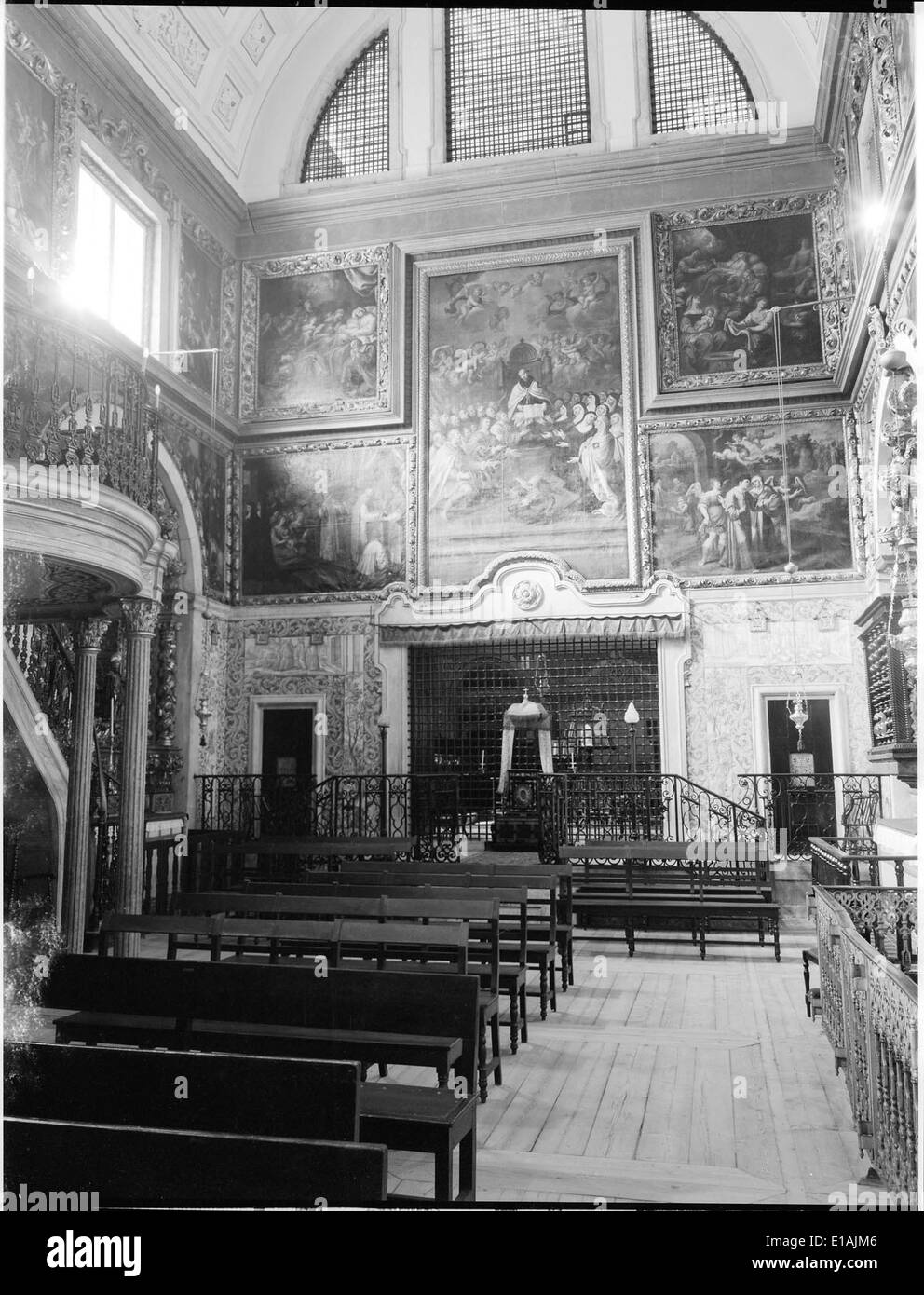 Igreja do Convento de Nossa Senhora da Encarnação à Lisbonne, au Portugal, photographiée par Robert Chester Smith, met en valeur la beauté architecturale d’un site religieux associé à l’ordre des bénédictions. Banque D'Images