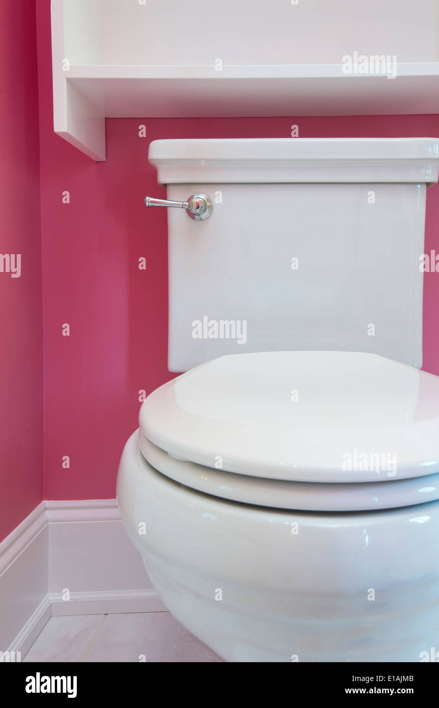 Toilettes dans salle de bains rose Banque D'Images