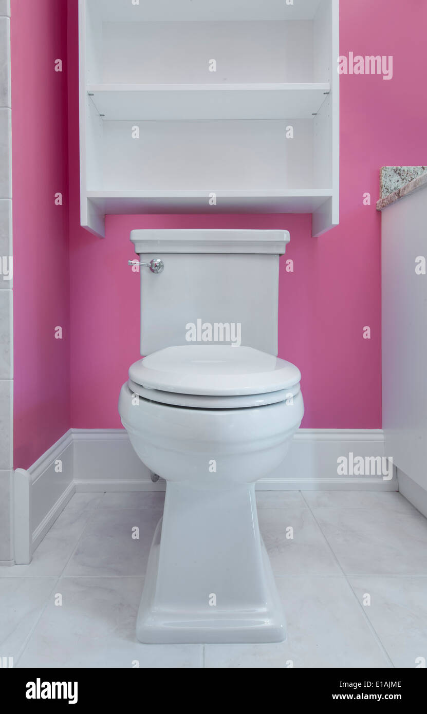 Toilettes dans salle de bains rose Banque D'Images