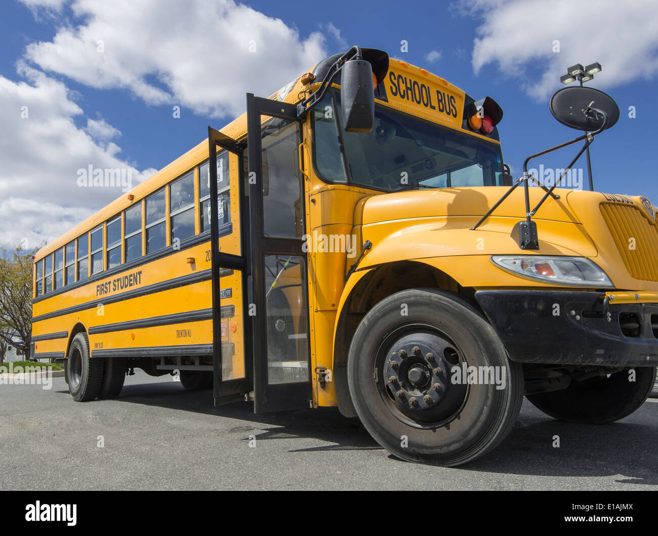 Détail d'autobus scolaires avec porte ouverte Banque D'Images