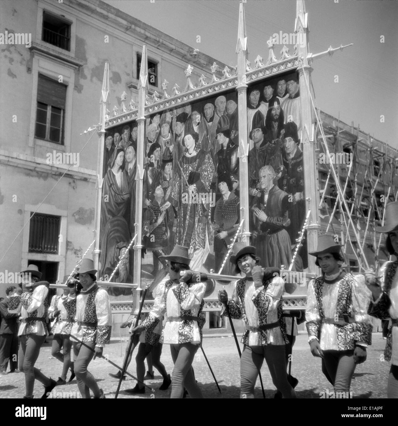 Le Cortejo Histórico de Lisboa, organisé en 1947 le long de l’Avenida da Liberdade à Lisbonne, était un défilé historique célébrant le patrimoine et la culture de Lisbonne. Il reste un événement important dans la mémoire historique de la ville. Banque D'Images