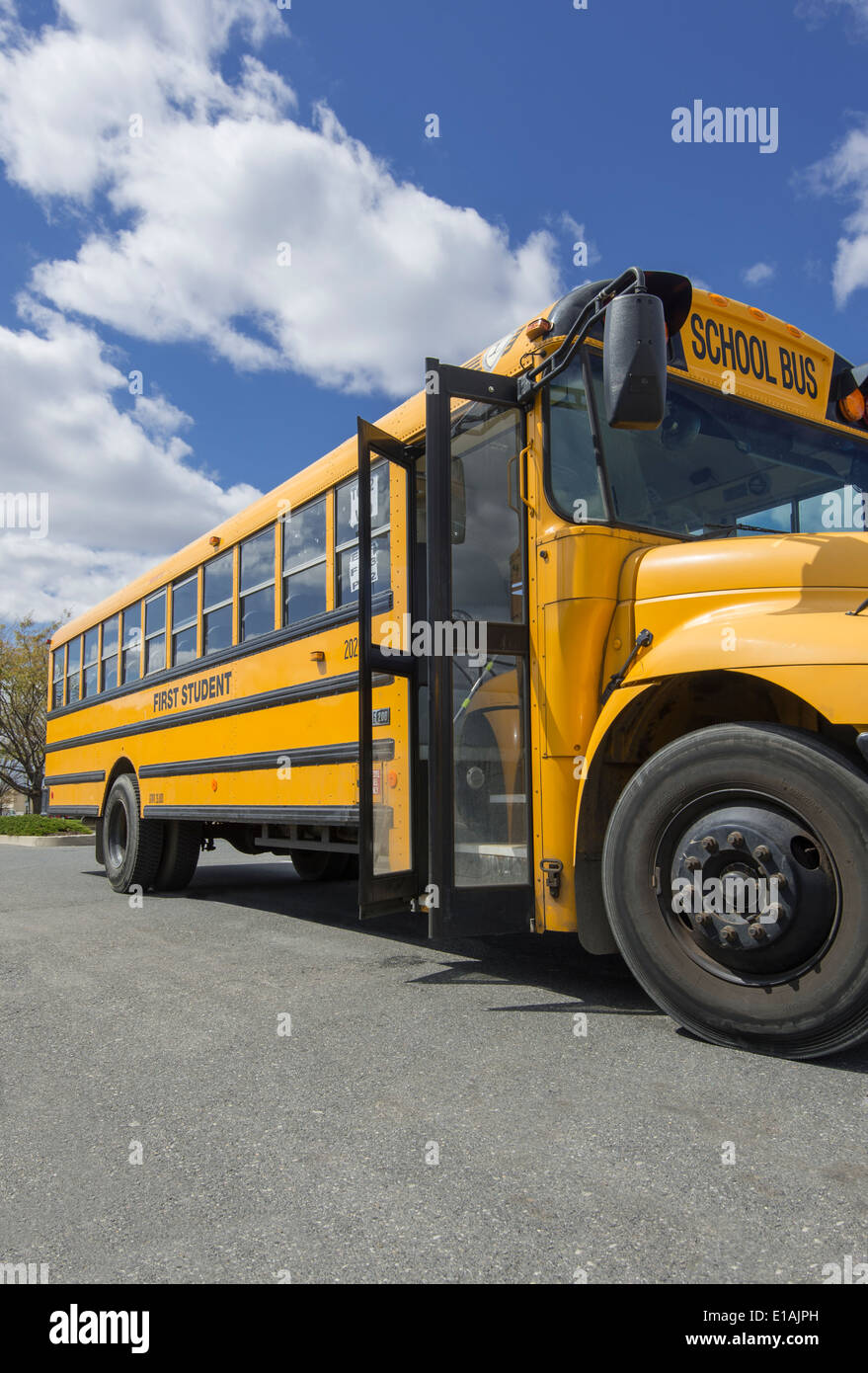 Détail d'autobus scolaires avec porte ouverte Banque D'Images